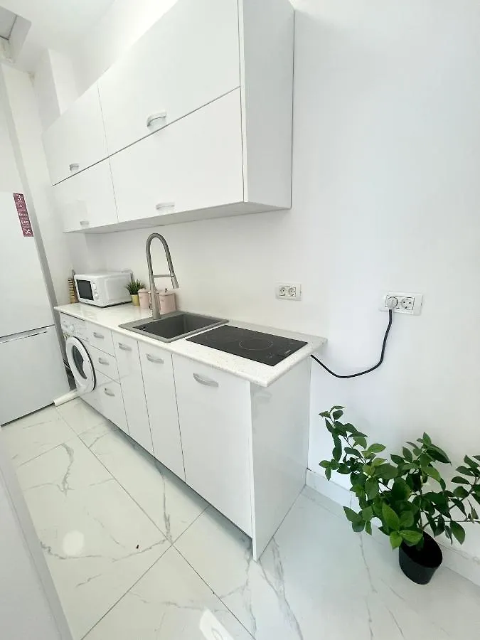 Cozy Central Small Studio Near Park Bucharest